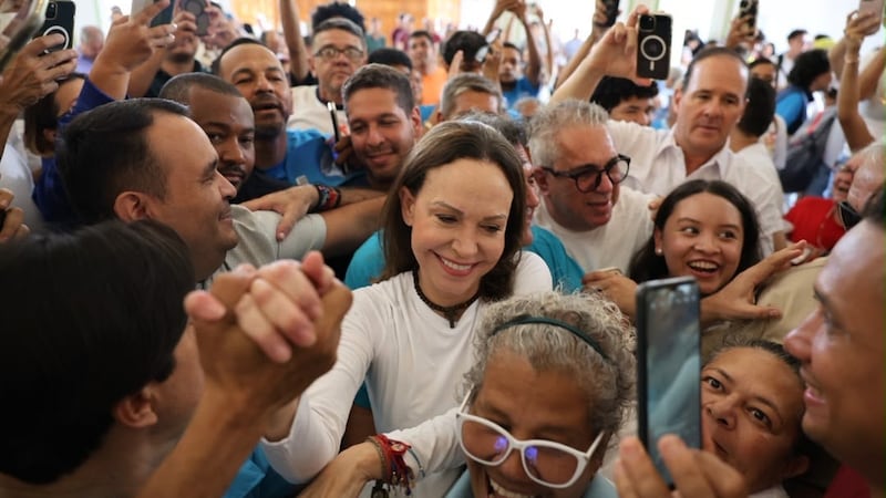 En esta foto publicada por la Oficina de Prensa de Vente Venezuela, la líder opositora...