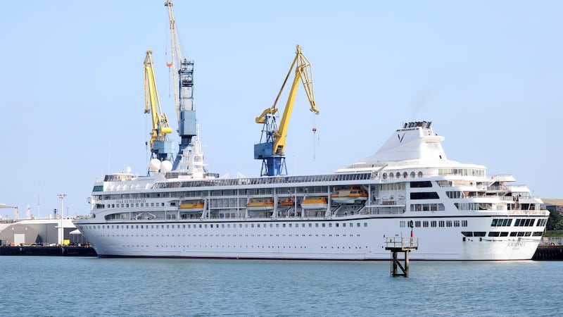 ARCHIVO - El Odyssey, un crucero estadounidense operado por Villa Vie Residences, anclado en...
