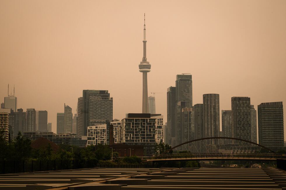 La Torre CN en Toronto, con la ciudad llena de humo, el miércoles 15 de julio de 2026. (Laura...