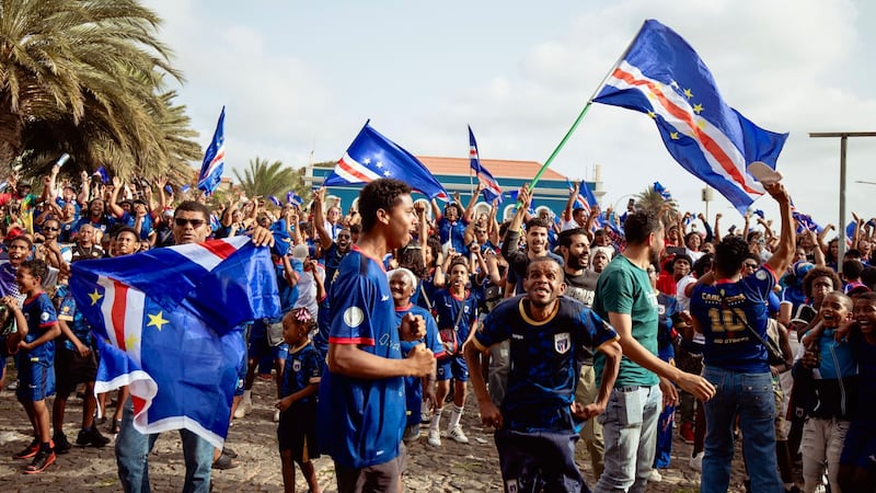 Aficionados celebran el empate sin goles entre Cabo Verde y España por el Grupo H del Mundial,...