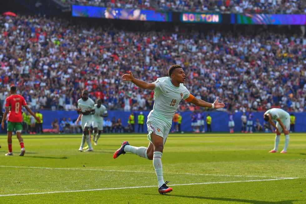 Kylian Mbappé celebra tras anotar el primer gol de Francia en la victoria 2-0 ante Marruecos...