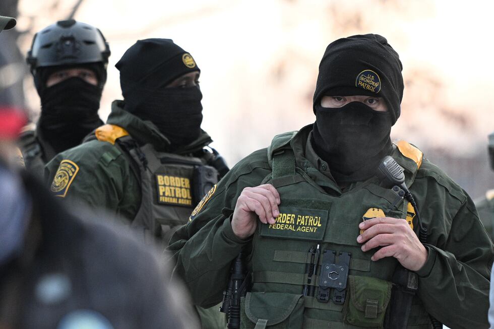 ARCHIVO - Agentes federales observan una manifestación frente al Edificio Federal Bishop Henry...