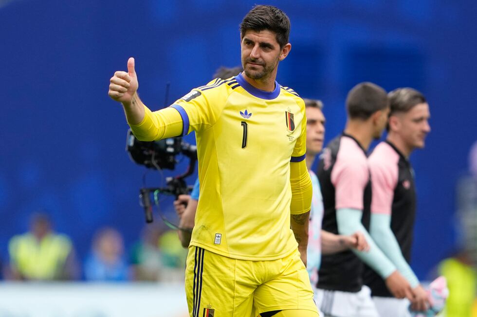 El arquero belga Thibaut Courtois saluda tras la victoria ante Senegal en los 16vos de final...