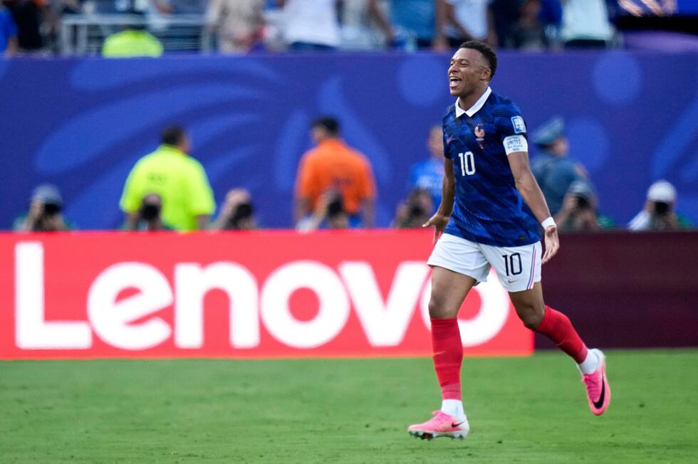 Kylian Mbappé festeja tras anotar un gol para Francia en el partido contra Suecia en los 16vos...