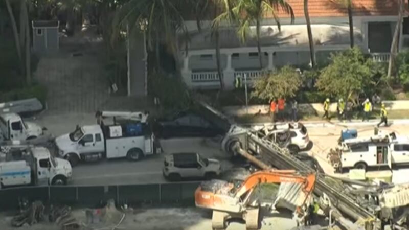 4 hospitalizados tras colapso de grúa en obra en Miami.
