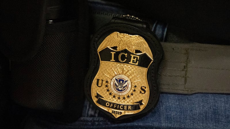 ARCHIVO - Un agente federal porta una placa del Servicio de Inmigración y Control de Aduanas...