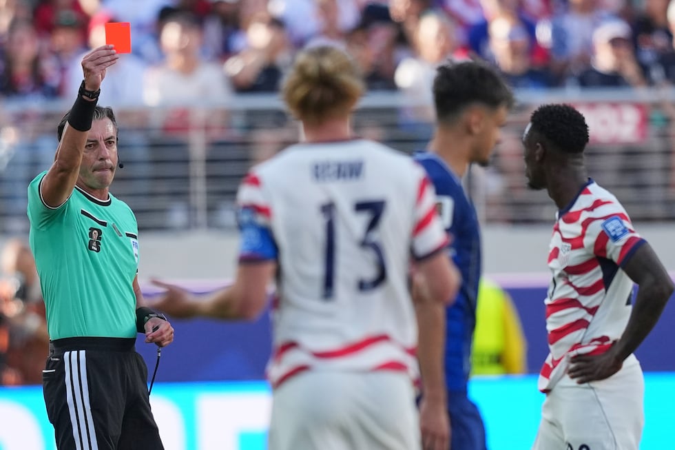 El árbitro brasileño Raphael Claus expulsa a Folarin Balogun (derecha), de Estados Unidos,...