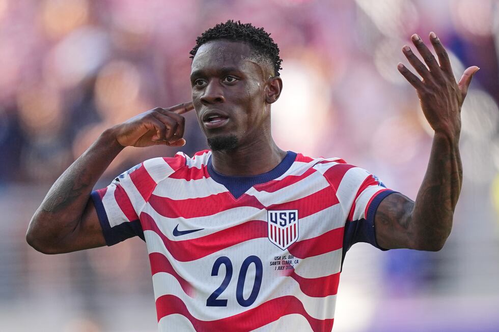 Folarin Balogun (20) celebra tras anotar el primer gol de Estados Unidos en el partido contra...