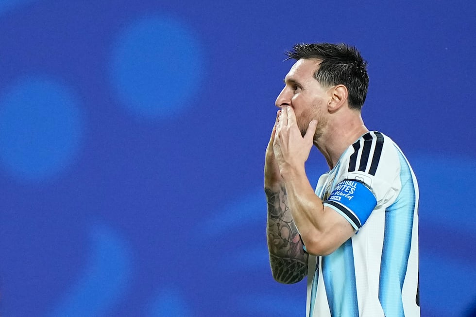 Lionel Messi, de la selección de Argentina, festeja tras anotar su tercer gol del partido ante...