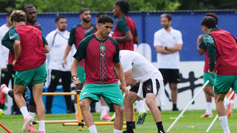 El futbolista de Marruecos Achraf Hakimi se ejercita durante una sesión de entrenamiento antes...