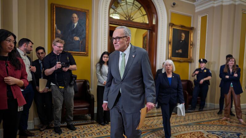 El líder de la minoría en el Senado, el demócrata Chuck Schumer, de Nueva York, se dispone a...