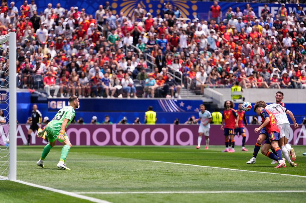 Charles de Ketelaere (derecha), de la selección de Bélgica, anota ante el zaguero Pau Cubarsi...