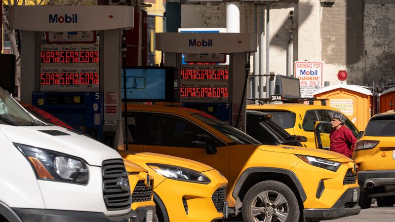 Carteles con el precio de combustible en una gasolinera, el martes 10 de 2026 en Nueva York....