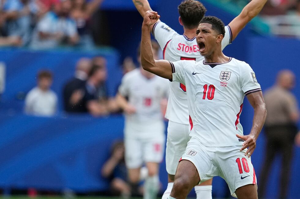 Jude Bellingham, de Inglaterra, festeja tras anotar ante Noruega en los cuartos de final de la...