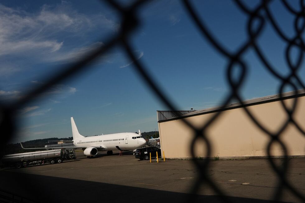ARCHIVO - Un vuelo del Servicio de Inmigración y Control de Aduanas de Estados Unidos, en el...