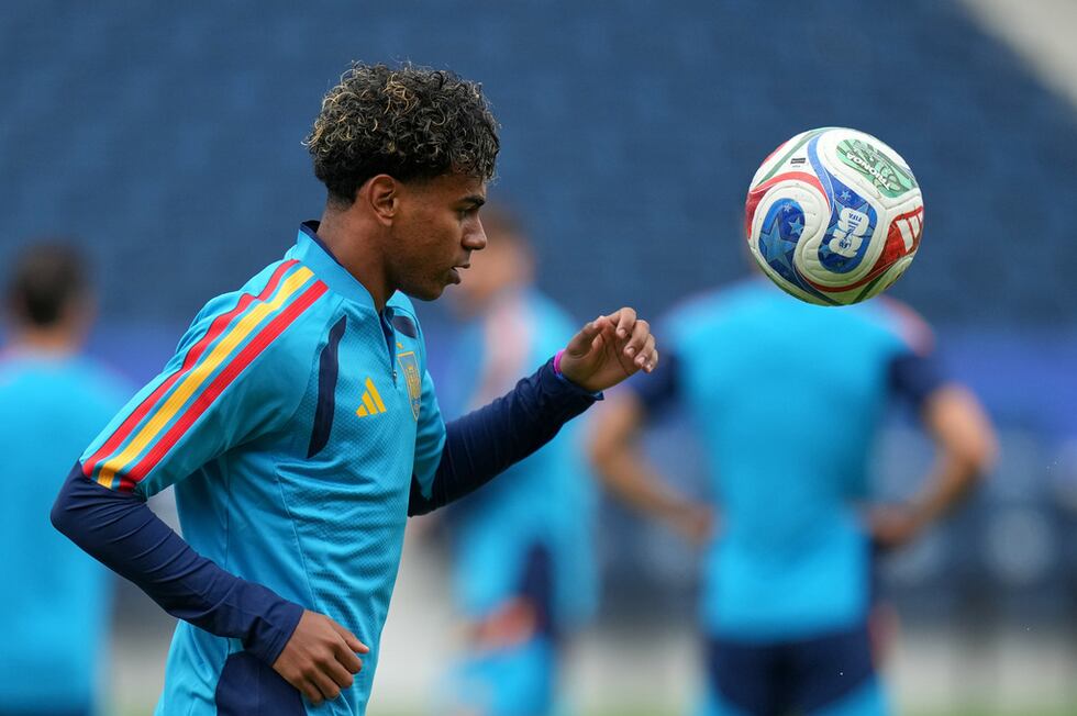 El español Lamine Yamal durante la sesión de entrenamiento antes del partido por los...