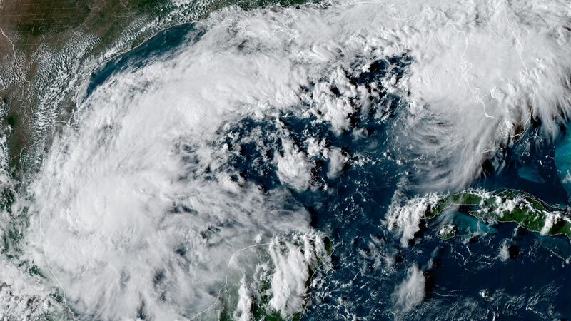 Esta imagen por satélite de la Oficina Nacional de Administración Oceánica y Atmosférica de...