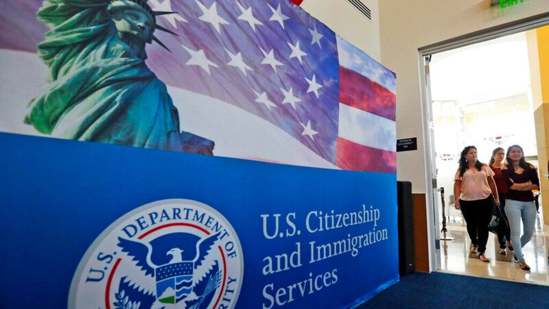 Inmigrantes llegan a una ceremonia de naturalización en la Oficina de Campo de los Servicios...