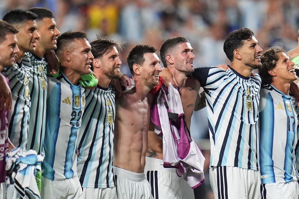 Lionel Messi festeja con sus compañeros de la selección de Argentina tras derrotar a Suiza en...