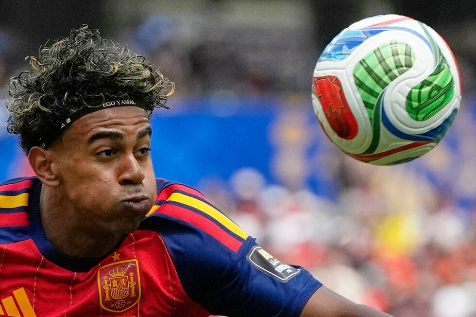 Lamine Yamal, de España, controla un balón en el duelo de cuartos de final de la Copa del...
