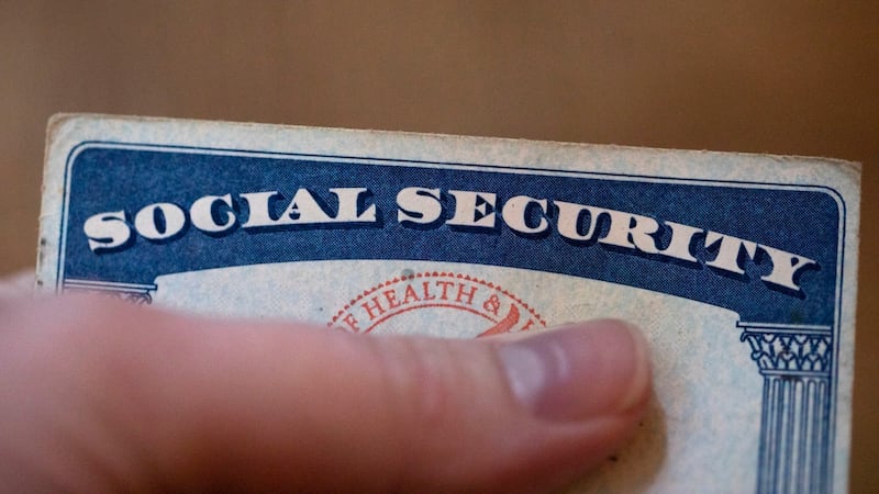 ARCHIVO - Una tarjeta del Seguro Social de EEUU mostrada el 12 de octubre de 2021 en Tigard,...