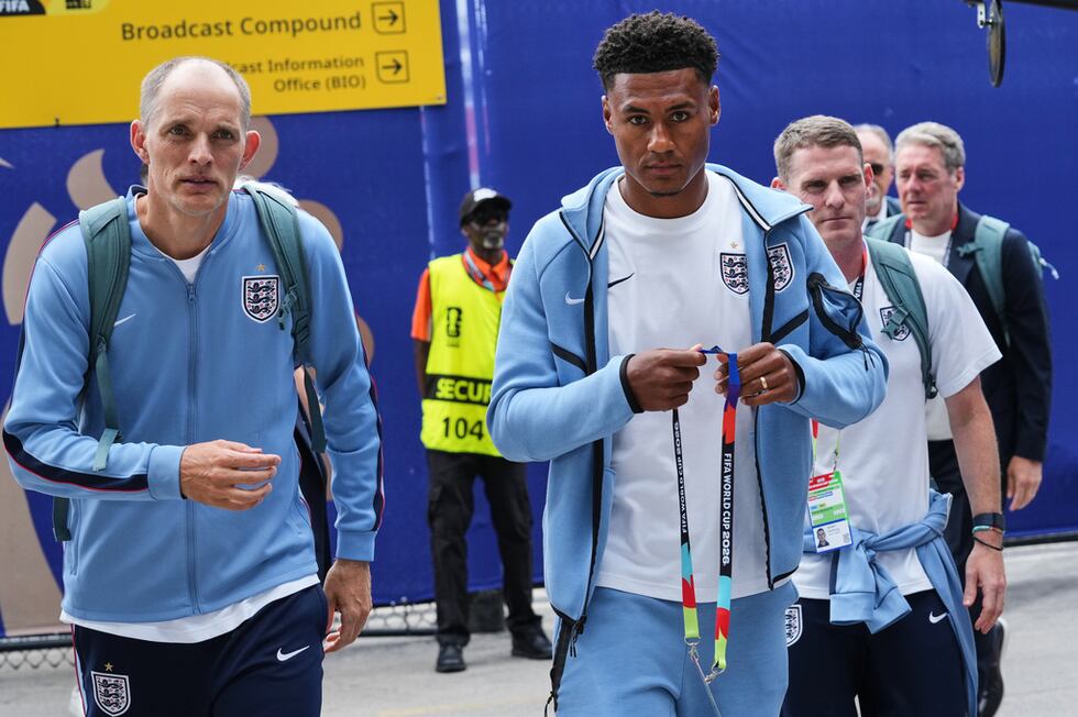 El entrenador de Inglaterra, Thomas Tuchel (izquierda) y eljugador Ollie Watkins llegan para...