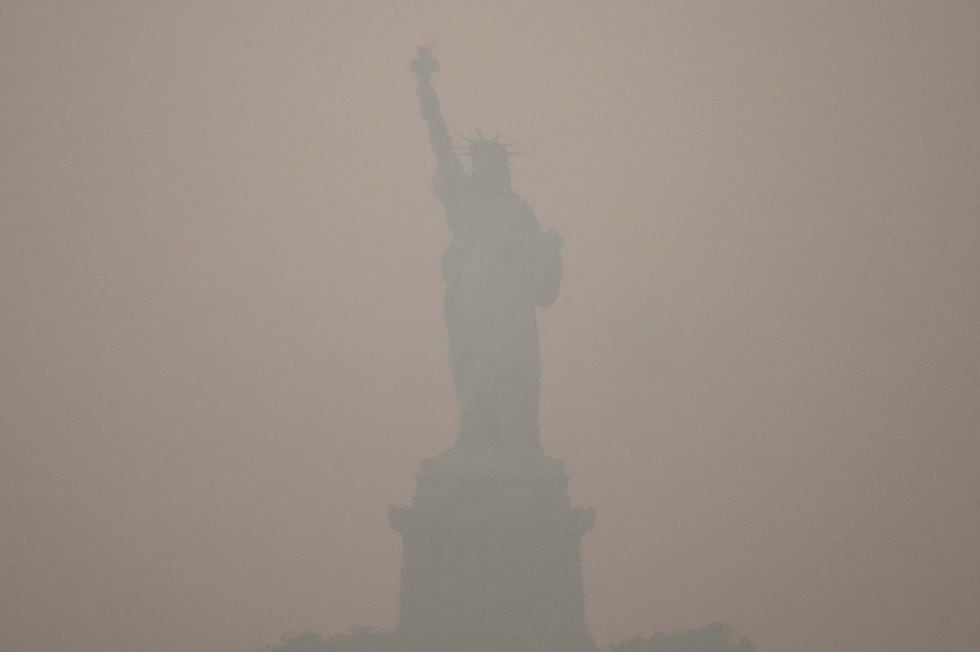 La Estatua de la Libertad cubierta de humo causado por incendios forestales procedentes de...