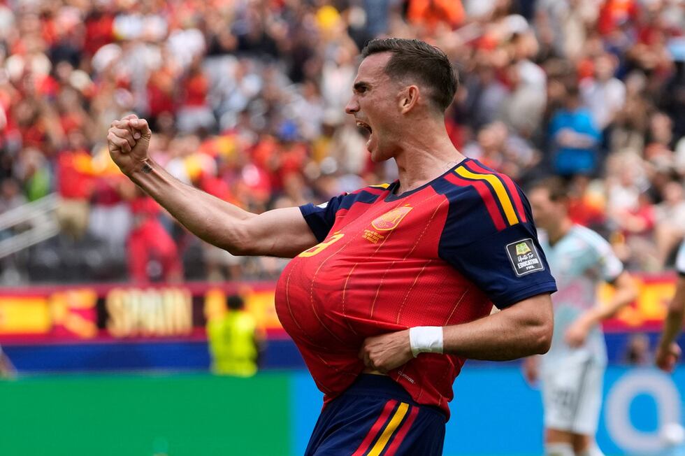 Fabián Ruiz, de España, festeja su tanto ante Bélgica en el encuentro de cuartos de final de...