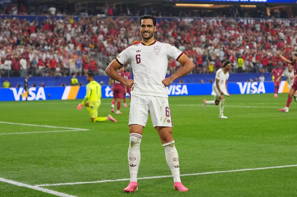 Mikel Merino (6) celebra tras marcar el gol de España ante Portugal en los octavos de final...
