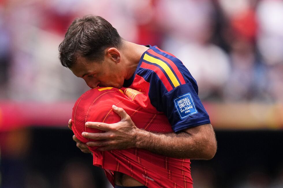 Mikel Oyarzábal celebra tras anotar un gol para España en el partido contra Austria por los...