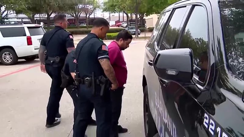 Se entrega a la policía 30 minutos después de que publicaran aviso de "Se busca". Está acusado...