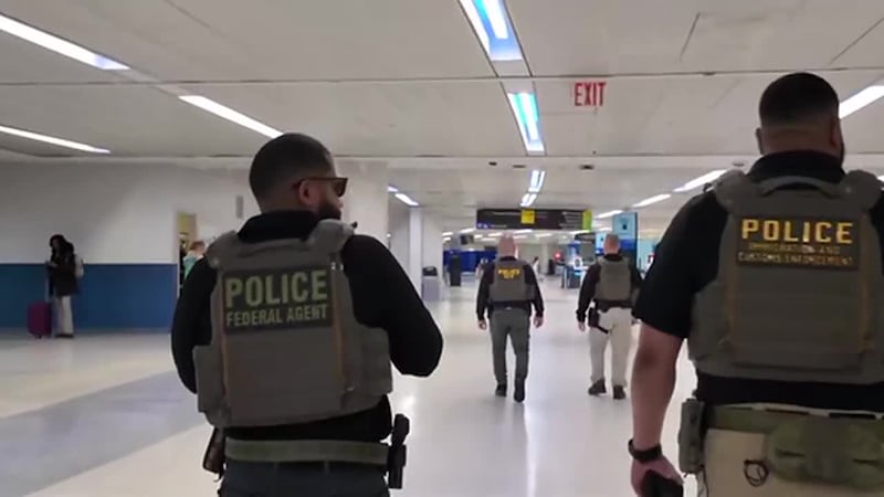 Hasta en las bases militares. Reportan que ICE estará verificado ID en graduaciones de...