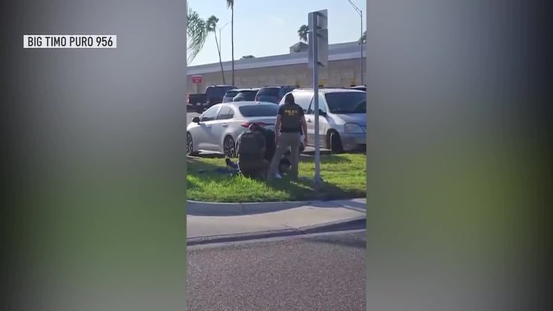 ICE arresta a inmigrante justo al llegar a su trabajo en la cocina de un restaurante. Su hijo...