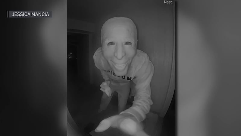 Video aterrador se hace viral luego que una persona disfrazada causara temor a los inquilinos....